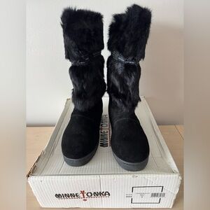 Minnetonka Black Mukluk Faux Fur and Suede Winter Boots / Size 9